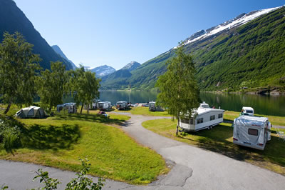 Hutten - Vakantiewoningen - Vakantiehuizen en Camping in Geiranger, Noorwegen | camping met uitzicht over het dal en de Fjorden.