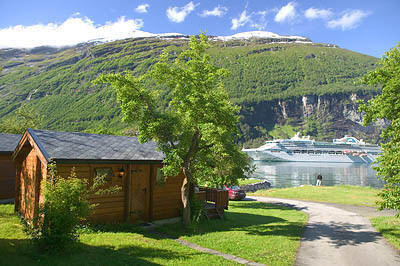 Hutten - Vakantiewoningen - Vakantiehuizen en Camping in Geiranger, Noorwegen | 26m2 met uitzicht over het dal en de Fjorden.