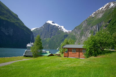 Hutten - Vakantiewoningen - Vakantiehuizen en Camping in Geiranger, Noorwegen | 34m2 met uitzicht over het dal en de Fjorden.