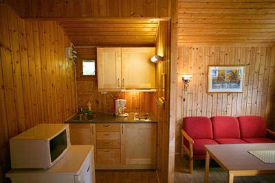 Hutten - Vakantiewoningen - Vakantiehuizen en Camping in Geiranger, Noorwegen | 40m2 indeling van keuken en woonkamer