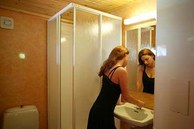 Hutten - Vakantiewoningen - Vakantiehuizen en Camping in Geiranger, Noorwegen | 40m2 de badkamer met douche, wasbak en toilet
