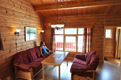 Hutten - Vakantiewoningen - Vakantiehuizen en Camping in Geiranger, Noorwegen | 40m2 woonkamer met wonderschoon uitzicht over het water en de natuur